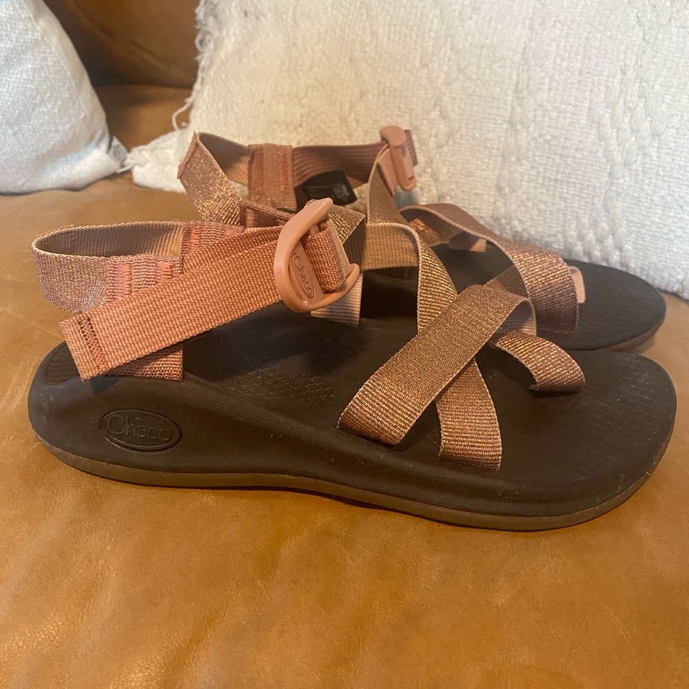 Women’s Chaco size 5 pink metallic